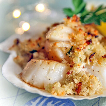 Scallops in shell with breadcrumbs.