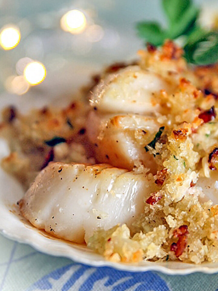 Scallops in shell with breadcrumbs.