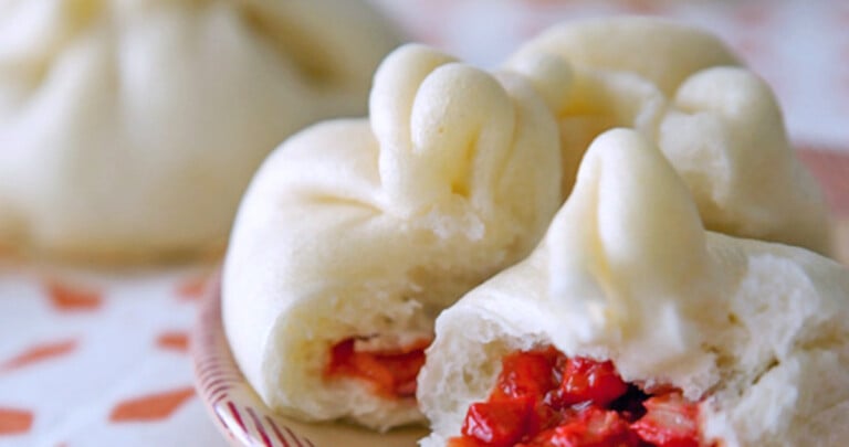 Manapua on a plate ready to eat.