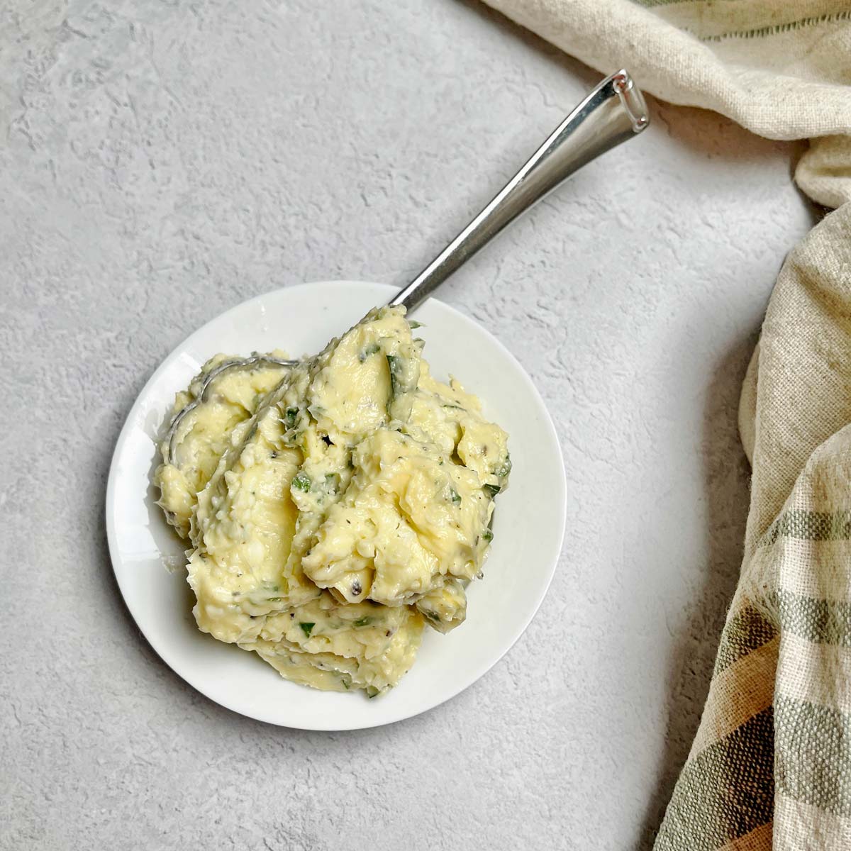 Bowl with the Gorgonzola ingredients mixed together.