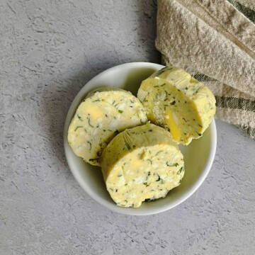 Butter with gorgonzola cheese and herbs sliced into runds.
