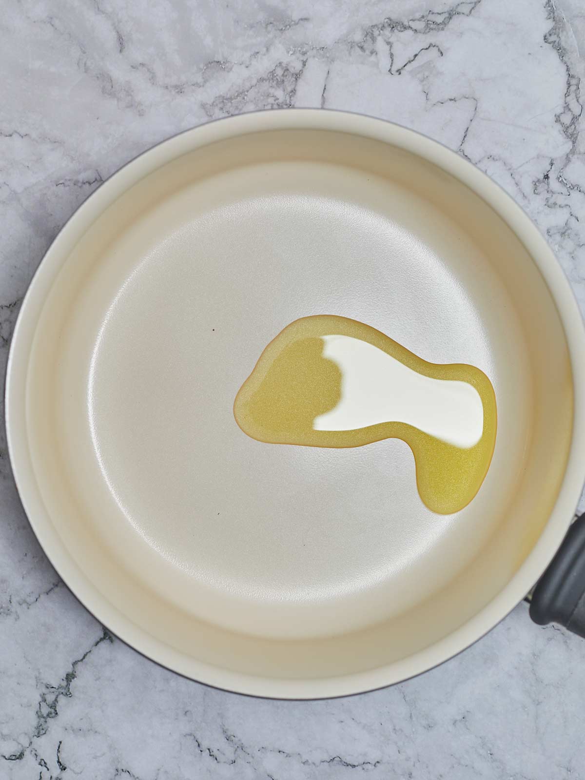 Skillet with olive oil.