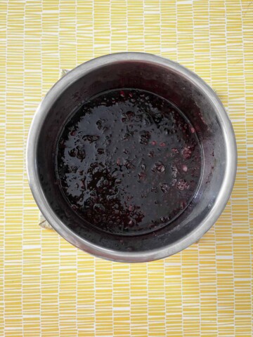 Image of the cooked syrup and blackberry pulp.