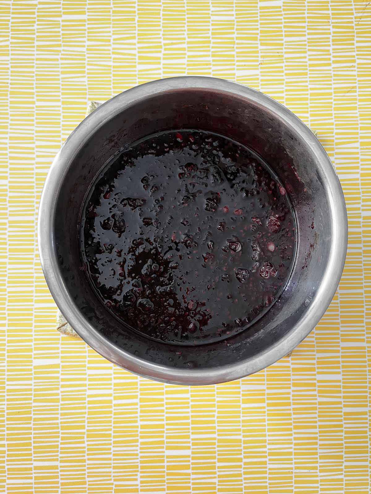 Image of the cooked syrup and blackberry pulp.