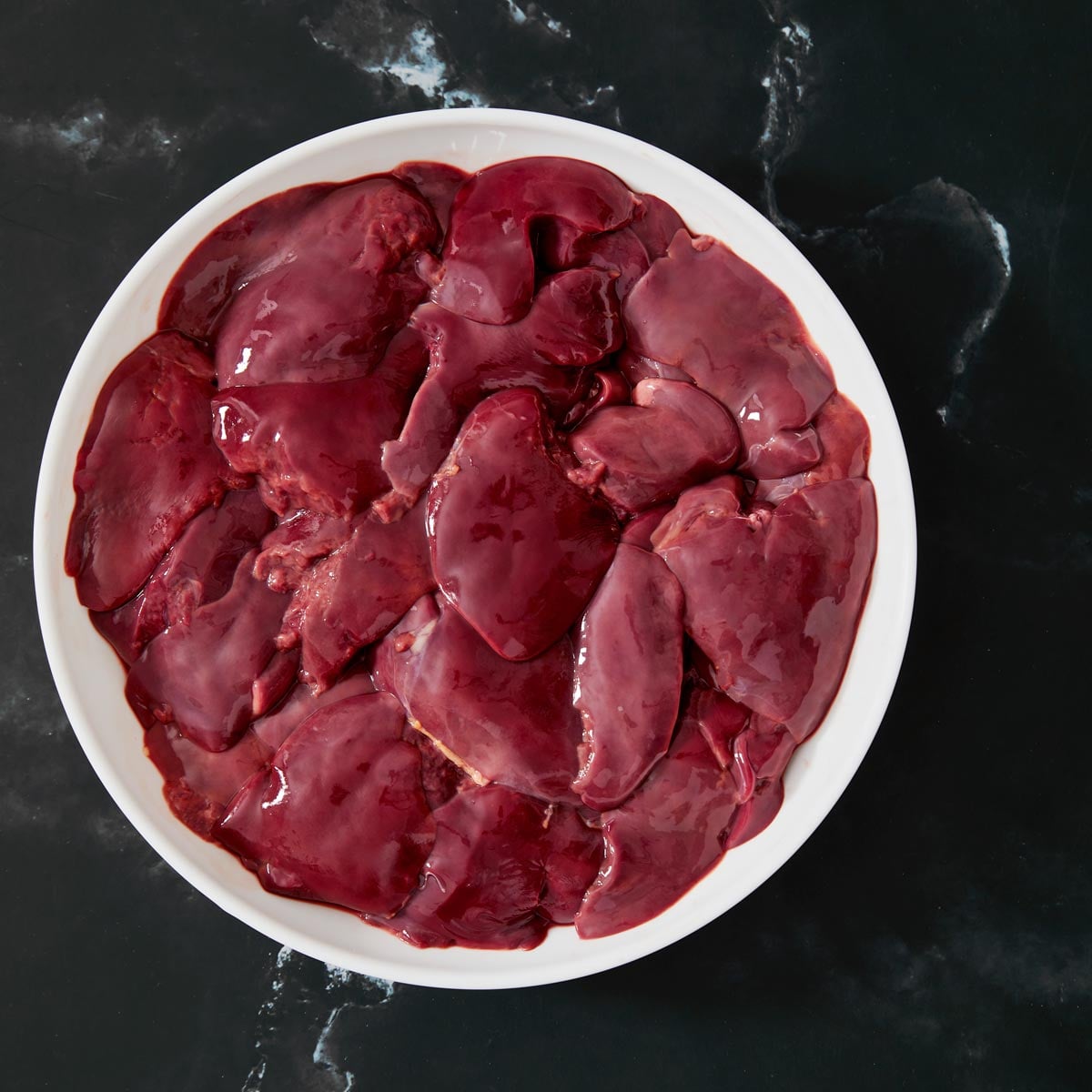 Bowl with cleaned chicken livers.