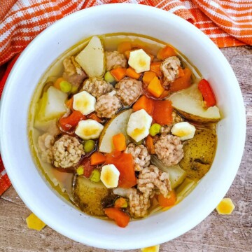 Soup with ground beef, vegetables, and crackers.