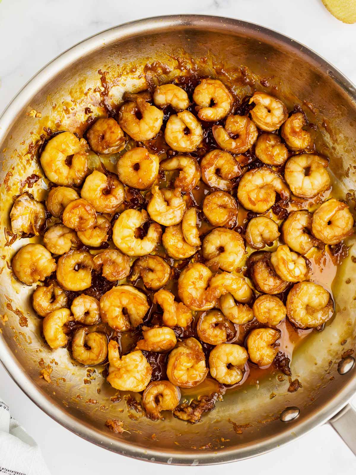Shrimp cooked in glaze, ready to serve.