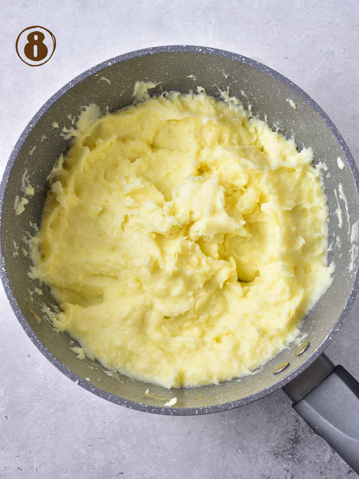 Mashed potatoes in a pot.